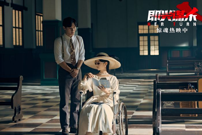 电影《即兴谋杀》曝主题预告,豪门独女与蛇蝎后妈纯恨互杀。 电影《即兴谋杀》曝主题预告,豪门独女与蛇蝎后妈纯恨互杀。