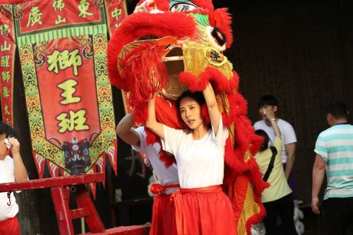 行运舞狮队