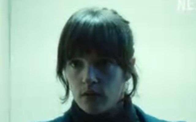 《她行走于黑暗中》预告