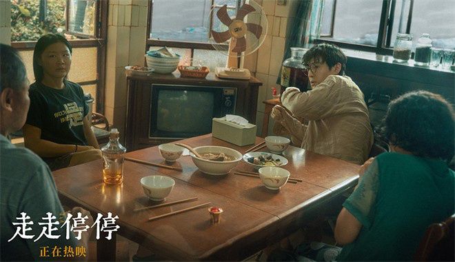喜剧电影《走走停停》发布“兄妹制爸”正片片段，江妈妈和吴迪、吴双兄妹俩联手“制爸”。