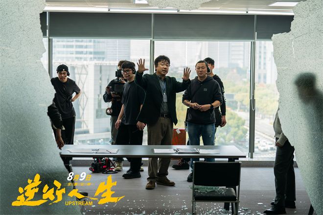 《逆行人生》曝导演特辑，徐峥分享“自编自演自导”的创作过程。