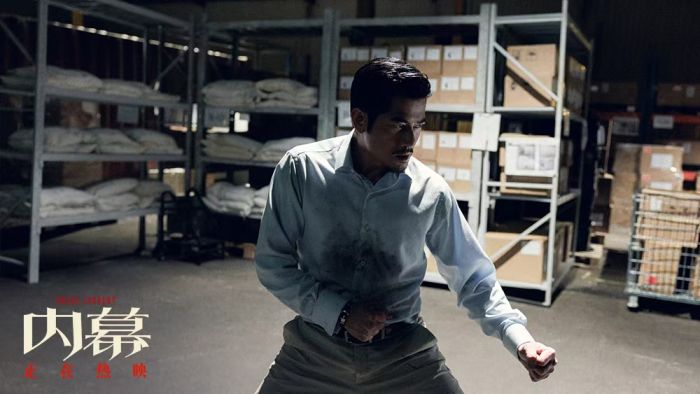 电影《内幕》曝正片片段，吴镇宇张文杰天台狂飙上演激烈追逐戏码。