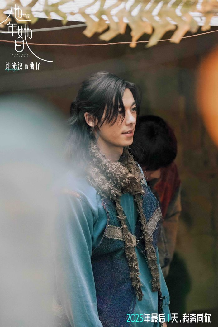 电影《他年她日》发布“爱无时差”版预告。