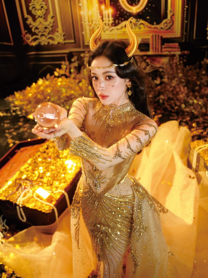 古力娜扎的一组庆生照曝光，她身穿鎏金长裙，造型华丽妆容精致，化身女神高贵优雅。