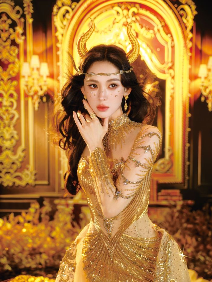 古力娜扎的一组庆生照曝光，她身穿鎏金长裙，造型华丽妆容精致，化身女神高贵优雅。