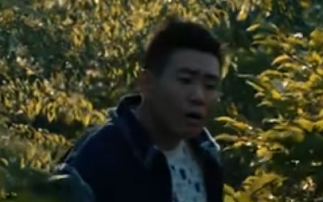 瓜没吃到人先吓傻！男子野外偷拍遭地枭袭击！