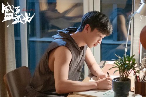 它在掌心，呼啸而过