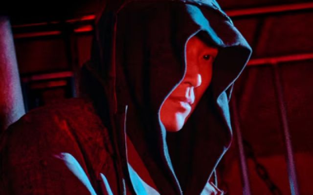 神秘男子手刃人贩子，躺尸体旁露出诡异微笑