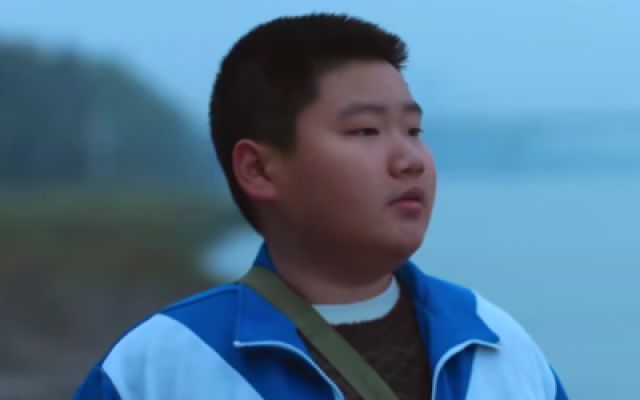 母亲最终头也不回离开！二胖望着火车心酸万分