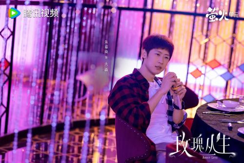 玫瑰丛生