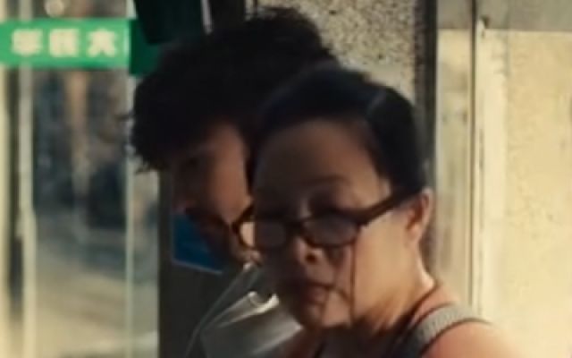 分手情侣见面就开始互呛？大妈前排在线吃瓜！
