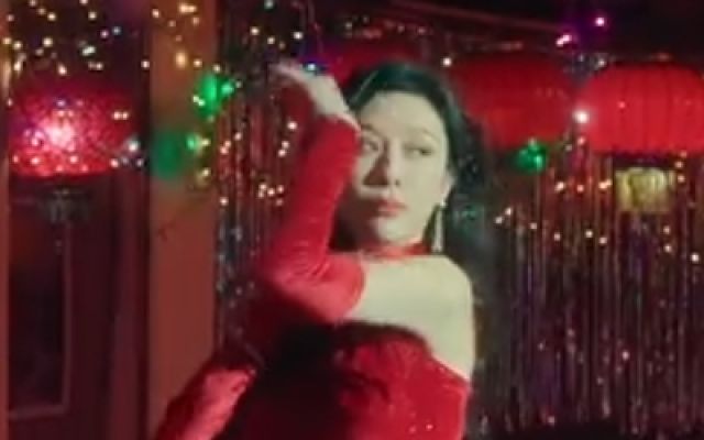 《似火年华》魂穿老爹逆转人生！美女围绕艳福不浅！